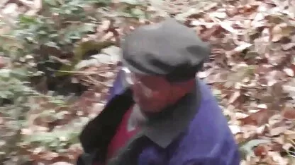 Degetele copilului foarte bine mature goale