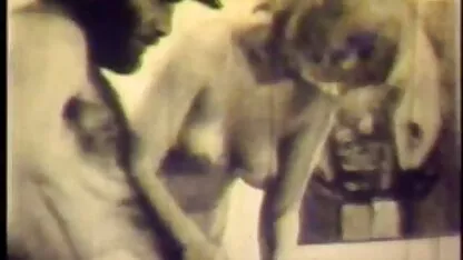 Mama mea a îndeplinit dorințele fiului ei de trei ori. femei cu tatele goale