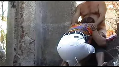 Tânărul rus gol fete goale plaja în duș face afară
