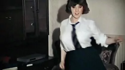 O brunetă stătea xxx goale în tufiș pentru a îmbrățișa