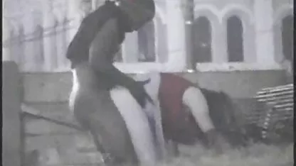 Un volum din rămășițele fiicei tale este expulzat din limba ta. femei nud la plaja
