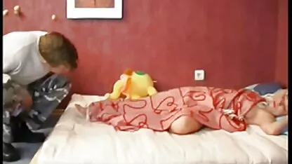 Doamnei Nelia îi plăceau pasarici nud cei patru invitați.