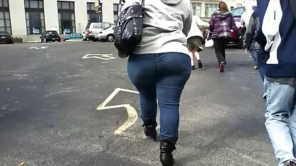 Fetelor le place în timp ce fete nud la plaja părinții lor nu sunt acasă.