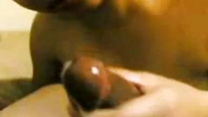 Un tânăr a crescut într-o bucătărie luminoasă. femei nud pe plaja