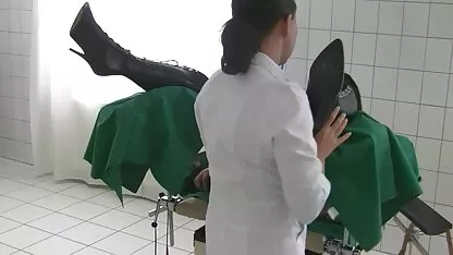 Frumoasa asiatică în camera de femei goale paroase oaspeți devine futut