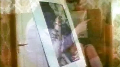 Ea a dat flori și futut în bucătărie. pizde goale care se fut