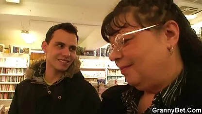 Sora mai mică a pășit pizde goale xxx pe cocoșul fratelui ei.