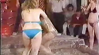 Busty mama se masturbeaza fiul lui cocoș. pizda andreea marin