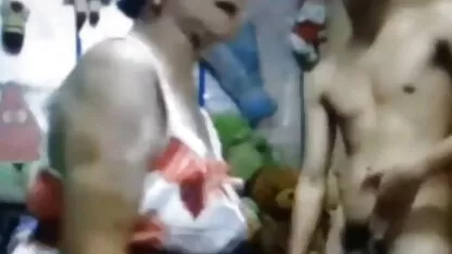 Tânără fată galerie pizde goale din Asia seduce doi tipi.