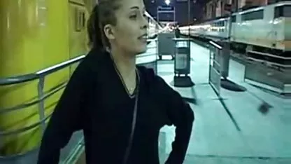 Un om care nu este ras fără milă spanks un pizde goale care se fut tânăr