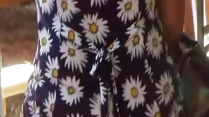 Skinny mama se pizde goale la plaja masturbeaza pe canapea.