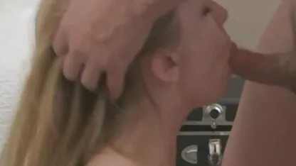 Hoțul a violat femeia în fața filme porno pizde goale femeii.