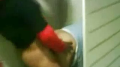 Studenți care pasarici goale se AU reciproc cu studenți tineri