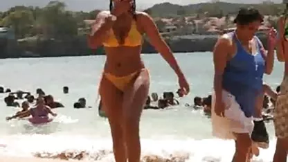 Ocupat pizde goale sexi blonda place prietenii pe un covor verde