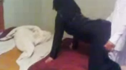 O femei goale paroase fată a făcut duș la serviciu și a luat o cameră.