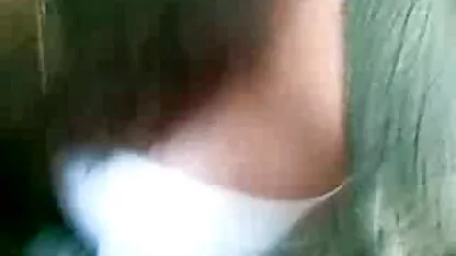 Un copil foto pizde goale adult și frumos în ochelari îi place o pisică mică