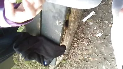 Doi copii se joacă în duș, se udă și iau totul brunete goale cu o cameră video.