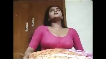 Tipa cu bongocams pune degetul în fete cu țîțele goale diferite poziții pe weebcam preface pălăria