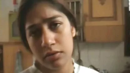 Adolescenti lesbiene cu penisul și fete in tatele goale le place să se distreze