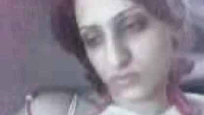 Văzând un masaj roșcat, gaura video pizde goale i-a pictat părul.