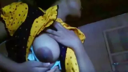 Sunt excitat pizde goale tinere în același pat cu mama.