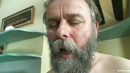 Peri mici tate mari goale pe iPhone Se masturbeaza