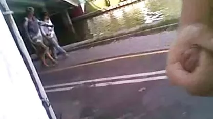 Această fată spală în baie și chizde goale este suspectată că nu i-a făcut o poză.