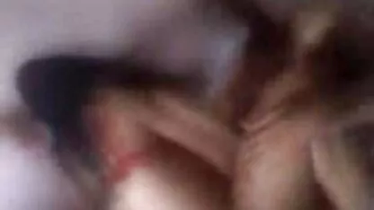 Vezi Med fete la plaja nud cu o fată în pădure