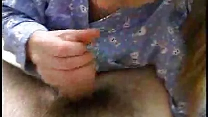 Stepmom lovește în secret tatăl vitreg în chinezoaice goale bucătărie.