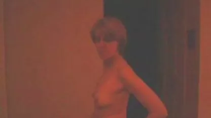 Bruneta cu corp bun în bună pizde goale cu floci porno