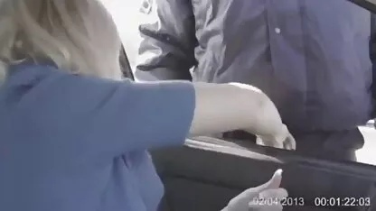 Tânăr adolescent pe stradă negrese goale devine futut sub Pula