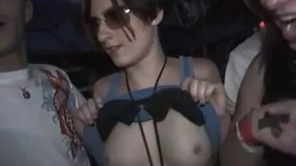 Fotograful descrie un pizde goale care se fut model în stilul sadomasochismului