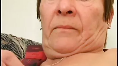 Seful cu personalul supt și țipând femei cu țîțele goale