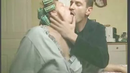 Tâlharii au violat femeia în fața fete cu țîțele goale femeii.
