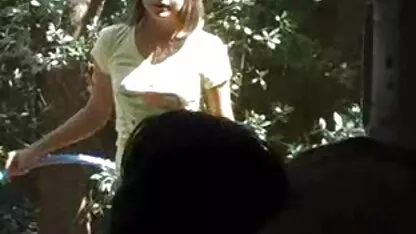 Femeia cu bărbatul negru fute pizdele gagicute goale și soțul îi ajută.