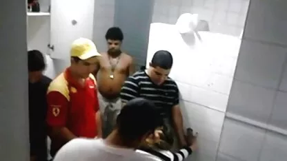 Blonda porno cu pizde goale mănâncă toată sperma de la un organ.