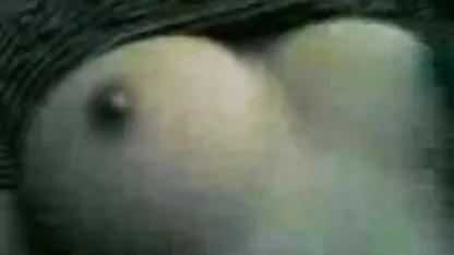 Busty pui a intrat într-o grămadă fete goale virgine de trei prieteni.
