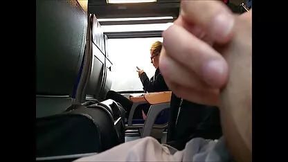 Membrii femei în țîțele goale surorilor curăță fundul după duș.