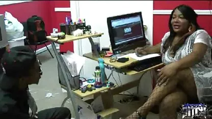 O fată prinsă uitându-se pozecupizdegoale la filme porno.
