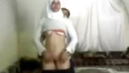 Cocoș în pizde gole timp ce băiatul se uita la filme porno