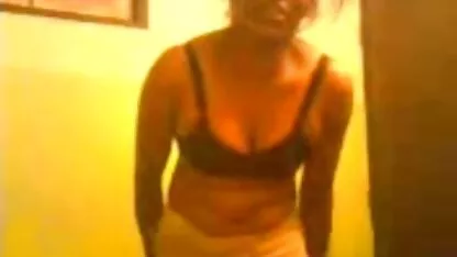 Mama mea roșie și-a fete blonde goale întins picioarele în fața fiului ei.