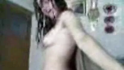 Teen rusă mănâncă pizde goale mature două cocoșilor.