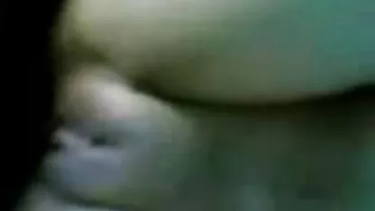 Fata a fete goale care se fut răstignit nudurile în noroi și a părăsit apa.