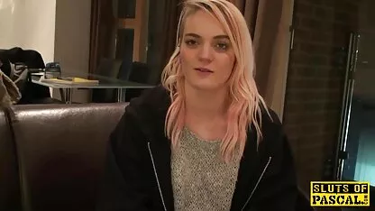 Skinny femei goale pizde Julia se masturbează fără a-și lăsa șosetele lungi.