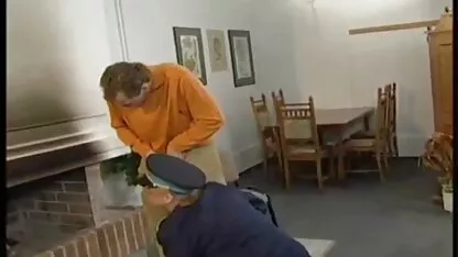 În interiorul clusterelor, fundul negru al goale pizde unei femei negre ocupate.