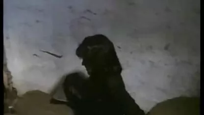 Două blonde pize goale seduce o tânără păsărică