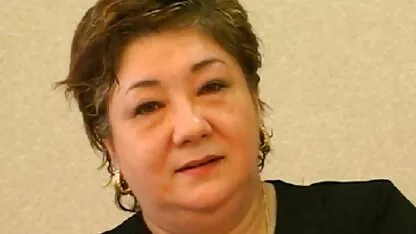 O fată ocupată care se ascunde in tatele goale în camera de duș la facultate.