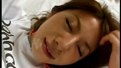 Două pizde goale paros lesbiene goale sunt umilite pe masă.