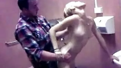 Tânărul experimentează mai femei sexi goale întâi un orgasm dublu de penetrare în actori.